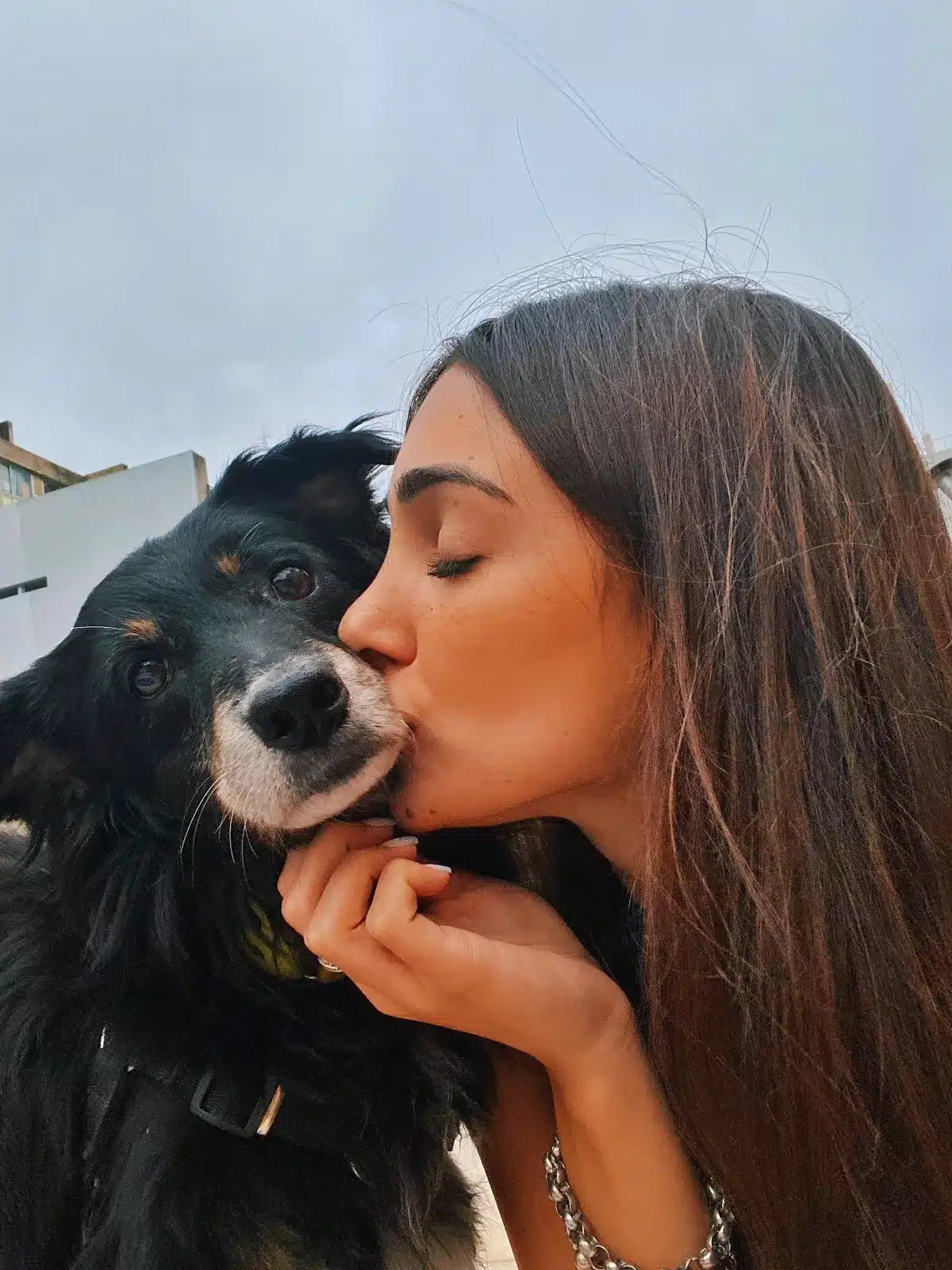 Lule junto a uno de sus perros